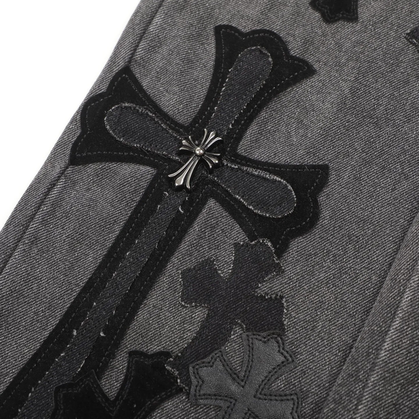 P300 CH Chromehearts black cross-stitched leather black and gray heavy-duty cow king jeans, cabinet price 74W level, patchwork cross pattern embellishment, washed jeans! ! An absolutely high-end luxury product, a 1.9W-level god-level single product, a super popular product, made by top heavy industry, a magic weapon that cannot be missed! [About Zangyin] This is an extremely luxurious fashion brand that can also be called the aristocracy of the high street. It has always been an exclusive brand for some hipsters or rich second generations. Compared with ordinary high streets, it is more luxurious and noble. Compared with luxury brands, it is more fashionable and individual. It has always been a brand that I have a special liking for. [Top heavy industry fashion design] Consistently high-street luxury style. Speaking of this style, the Zangyin family and GU family are definitely the leading representative brands. Especially the Zangyin family has really achieved a state-of-the-art effect in creating high-street style. The unique washed material is used to create this style. The color system is already quite eye-catching. After it is decorated with patchwork cross flowers, it cleverly highlights the charm of the brand. Secondly, this style uses classic The high-waist cutting design highlights the long legs and fashionable temperament of the upper body. The brand is highly recognizable and the slim fit configuration is more suitable for daily wear. It is a product that interprets personality, fashion, and specifications at a glance. This single product is enough to make any fan excited. It can be a white T-shirt for a youthful college style, or a tight suspender for a royal style. It has strong matching ability and can be easily controlled by men.  [Materials and craftsmanship] Needless to say, this point goes without saying. As an excellent craftsman brand, Zangyin’s requirements for details and craftsmanship are really perfect. The washed color of this model has gone through so many processes, not to mention the embellishment of denim appliques. It is also purely hand-made and sewn. Just like what they believe in, only hand-made things have soul and have the meaning of wear. A top-notch heavy-duty fashionable denim item, I look forward to your perfect interpretation! !  Color: black gray Size: 28-36